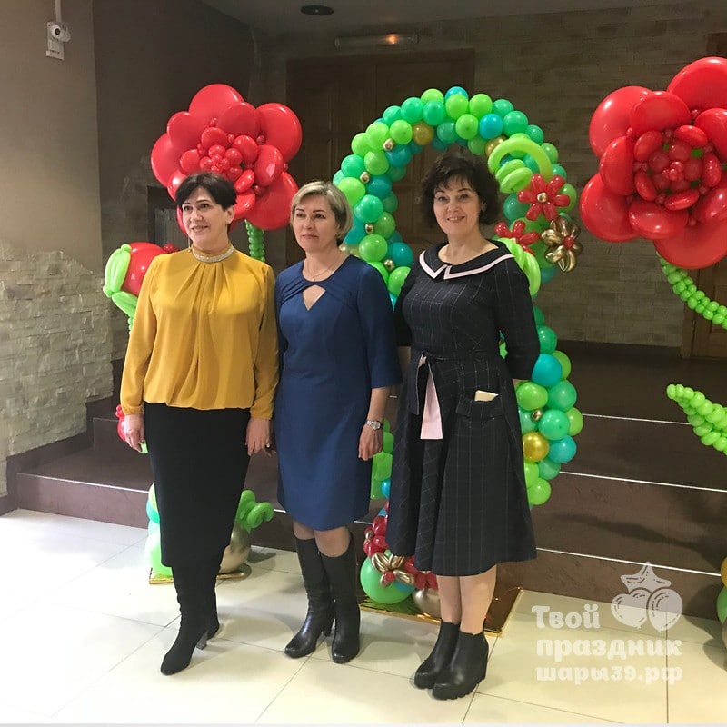 Фотозона с цифрой и большими цвктами. Высота цифры и цветов - более 2 метров. Шары39.рф, Калининград