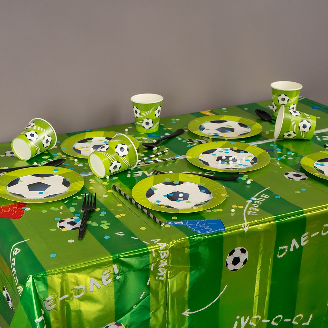 Скатерть зеленая с футбольными мячами. Шары39.рф. Калининград