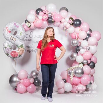 Круглая фотозона с цветочным декором на 8 марта. Шары39